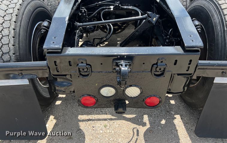 image for item DO2475 2015 Freightliner  Cascadia  semi truck