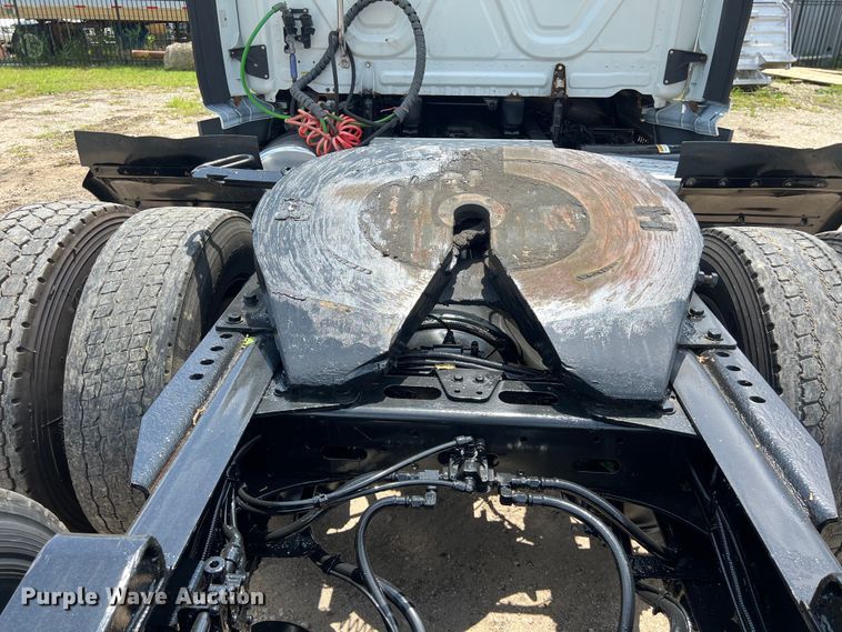 image for item DO2475 2015 Freightliner  Cascadia  semi truck