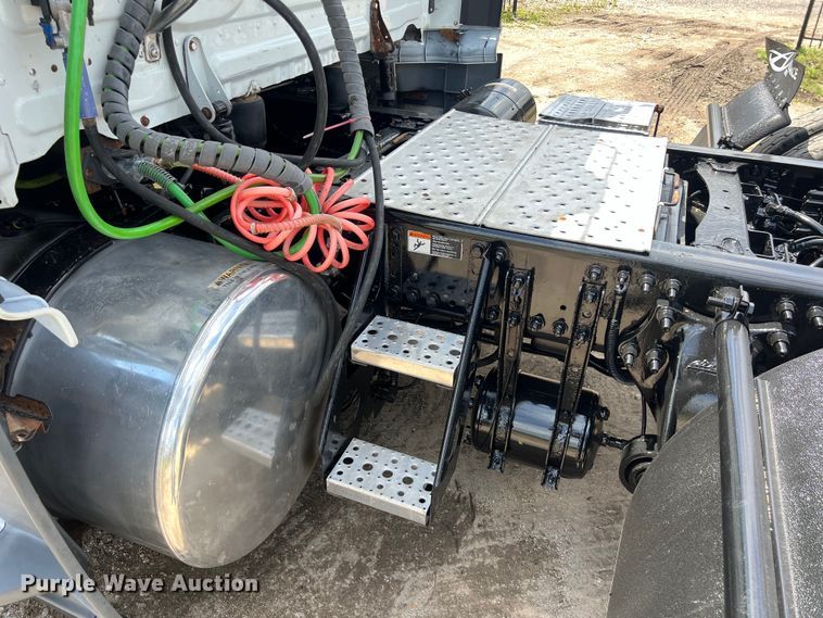 image for item DO2475 2015 Freightliner  Cascadia  semi truck