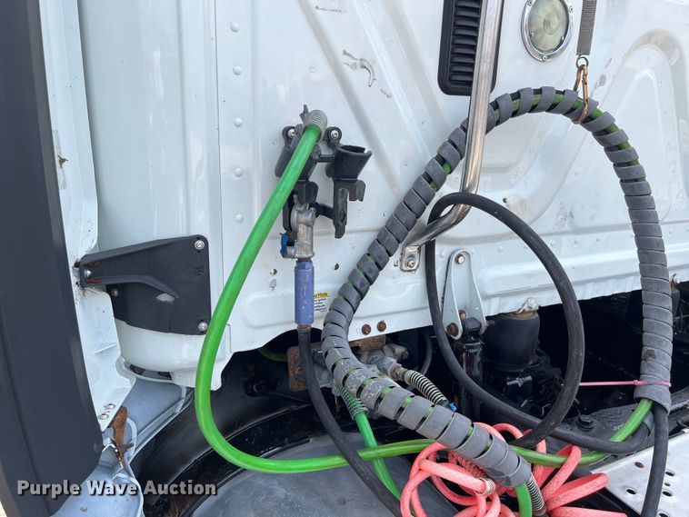 image for item DO2475 2015 Freightliner  Cascadia  semi truck