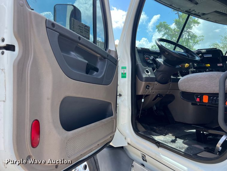 image for item DO2475 2015 Freightliner  Cascadia  semi truck