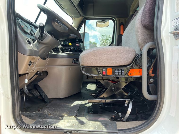 image for item DO2475 2015 Freightliner  Cascadia  semi truck