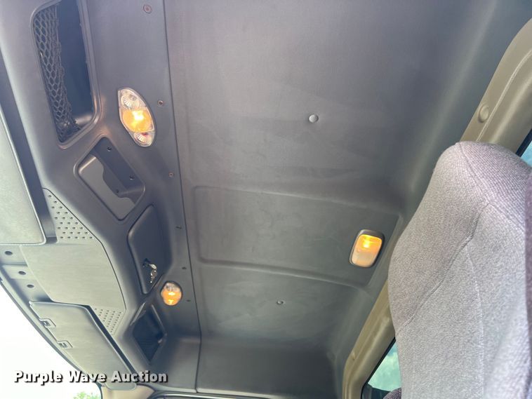 image for item DO2475 2015 Freightliner  Cascadia  semi truck