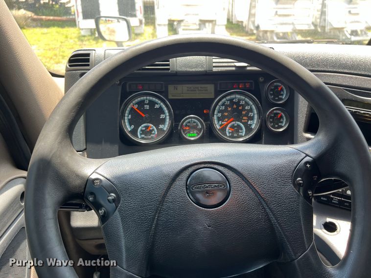 image for item DO2475 2015 Freightliner  Cascadia  semi truck