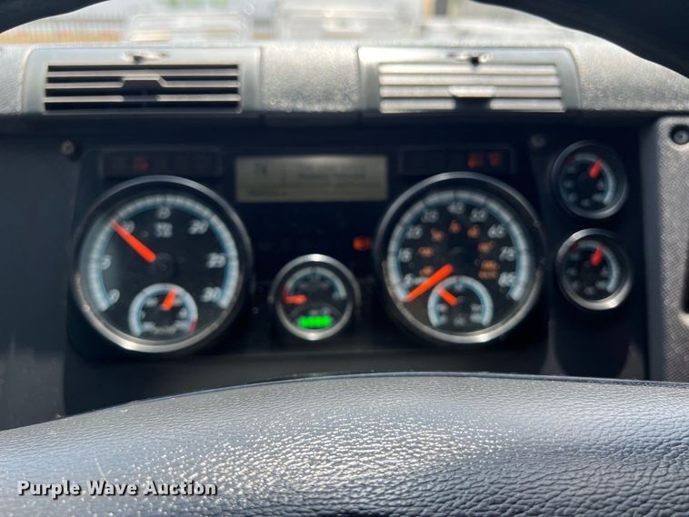 image for item DO2475 2015 Freightliner  Cascadia  semi truck