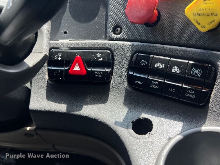 image for item DO2475 2015 Freightliner  Cascadia  semi truck