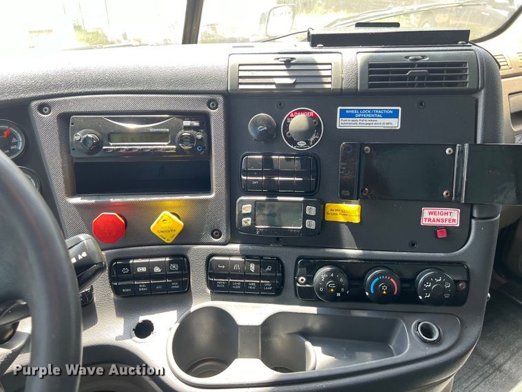 image for item DO2475 2015 Freightliner  Cascadia  semi truck