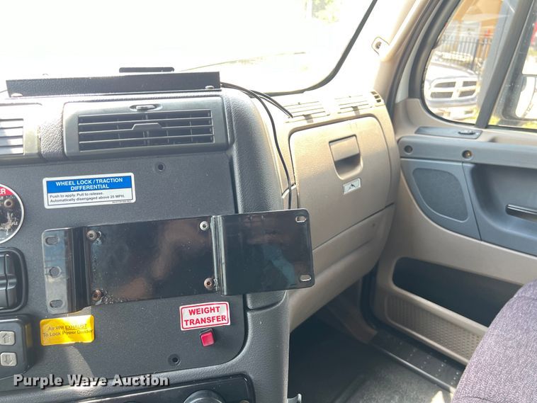 image for item DO2475 2015 Freightliner  Cascadia  semi truck