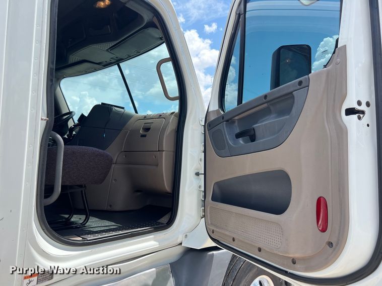 image for item DO2475 2015 Freightliner  Cascadia  semi truck