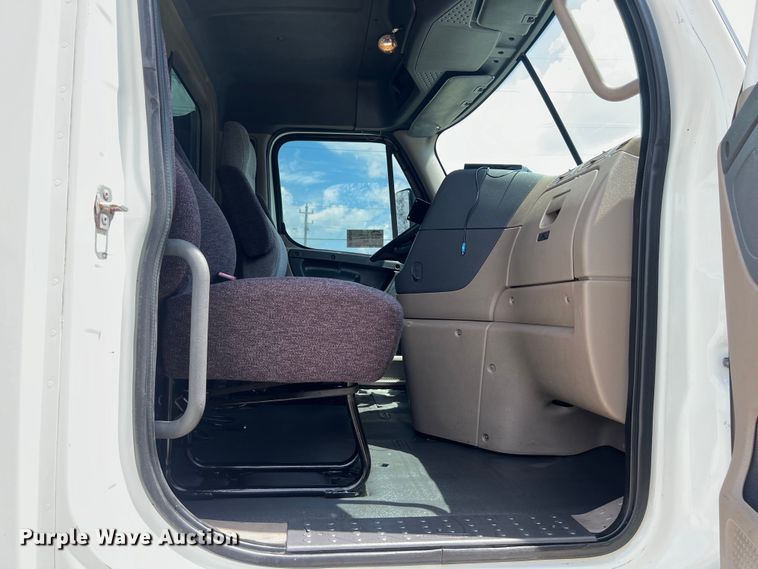 image for item DO2475 2015 Freightliner  Cascadia  semi truck