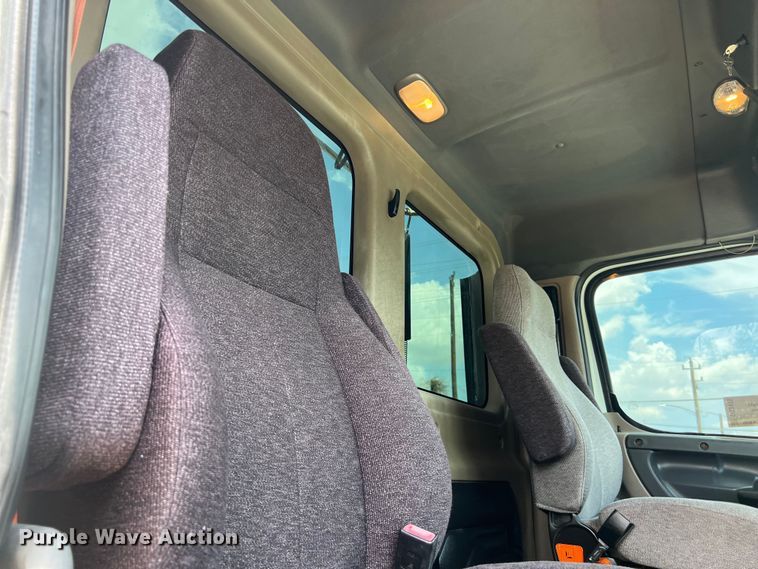 image for item DO2475 2015 Freightliner  Cascadia  semi truck