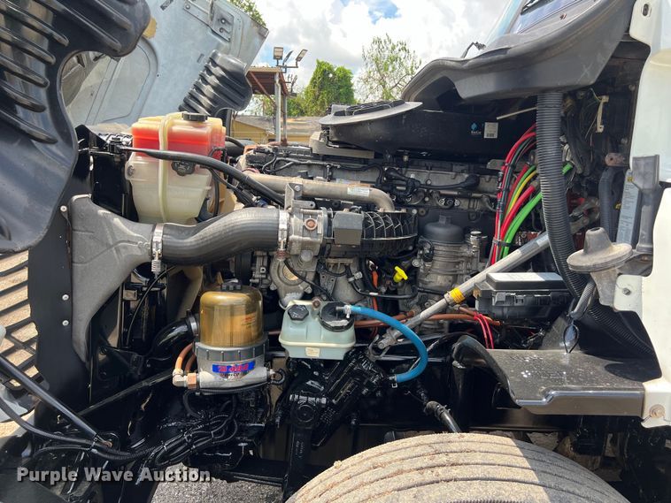 image for item DO2475 2015 Freightliner  Cascadia  semi truck