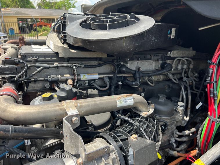 image for item DO2475 2015 Freightliner  Cascadia  semi truck