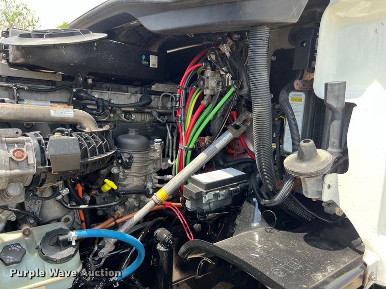 image for item DO2475 2015 Freightliner  Cascadia  semi truck