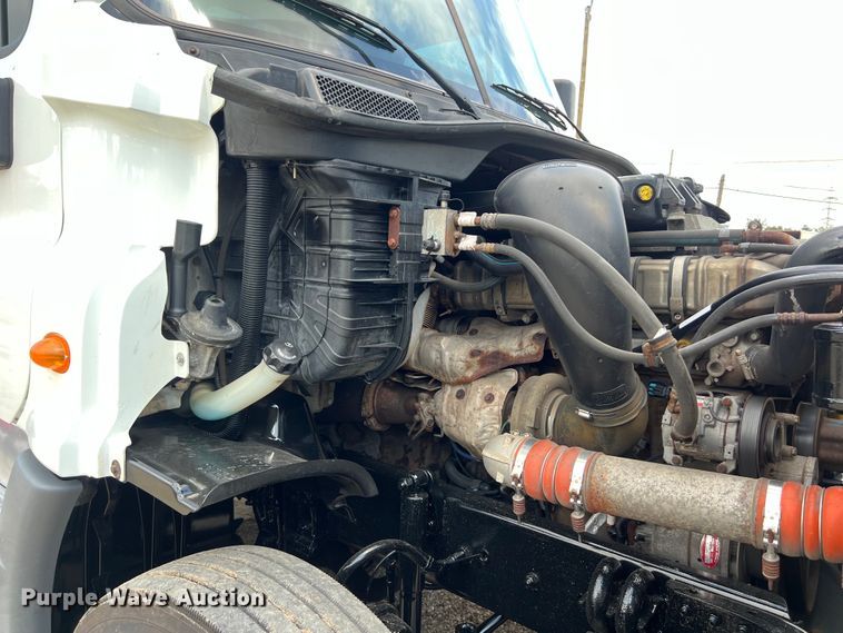 image for item DO2475 2015 Freightliner  Cascadia  semi truck