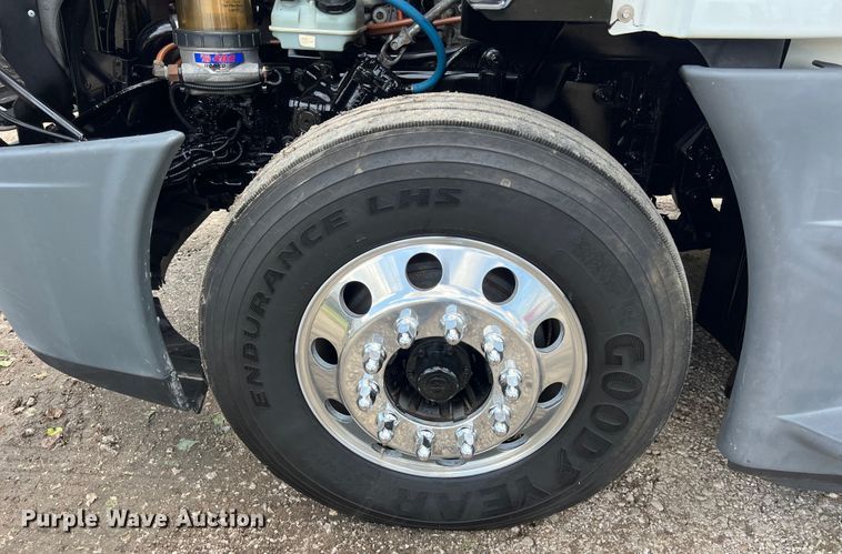 image for item DO2475 2015 Freightliner  Cascadia  semi truck