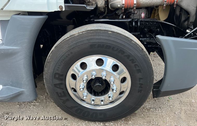 image for item DO2475 2015 Freightliner  Cascadia  semi truck