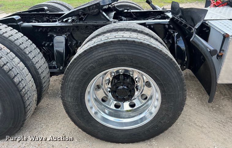 image for item DO2475 2015 Freightliner  Cascadia  semi truck