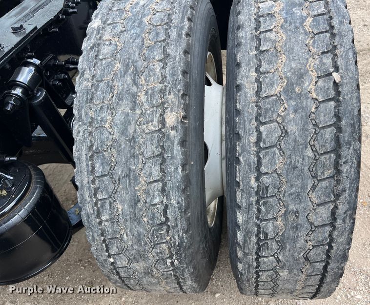 image for item DO2475 2015 Freightliner  Cascadia  semi truck