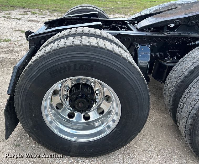 image for item DO2475 2015 Freightliner  Cascadia  semi truck