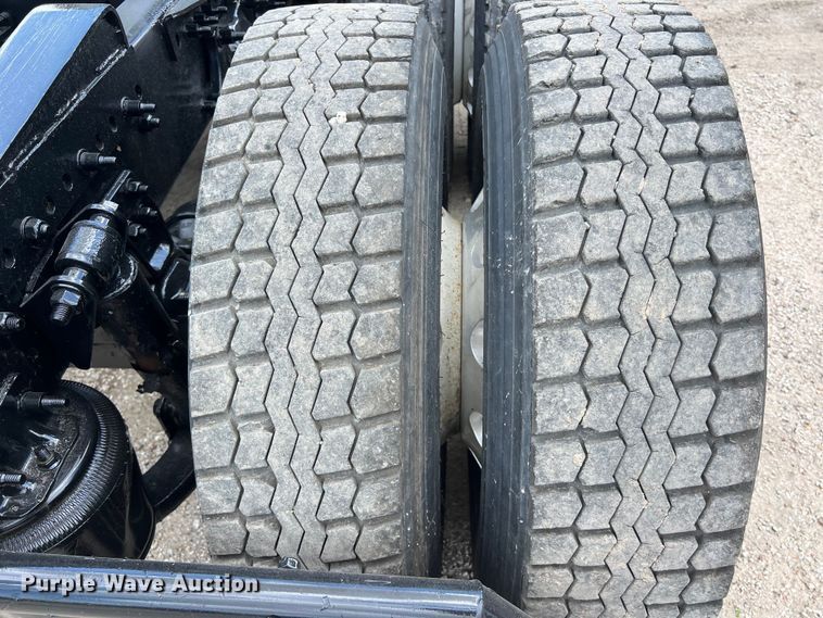 image for item DO2475 2015 Freightliner  Cascadia  semi truck