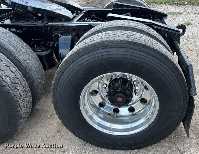 image for item DO2475 2015 Freightliner  Cascadia  semi truck