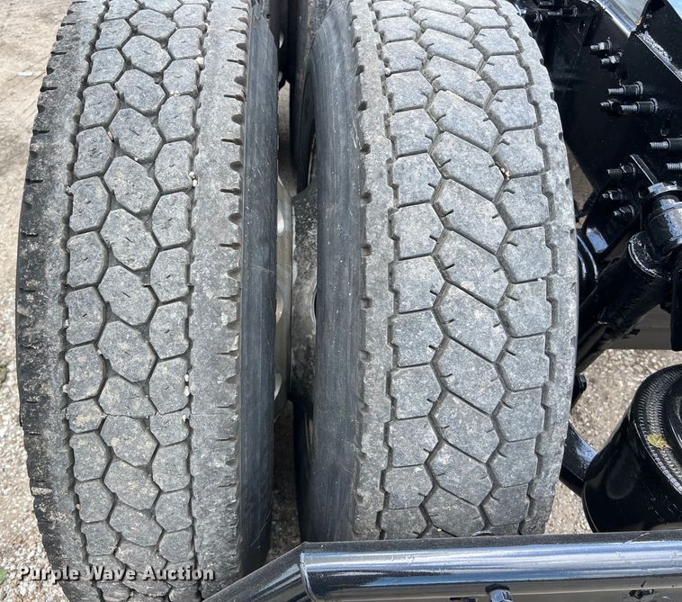 image for item DO2475 2015 Freightliner  Cascadia  semi truck