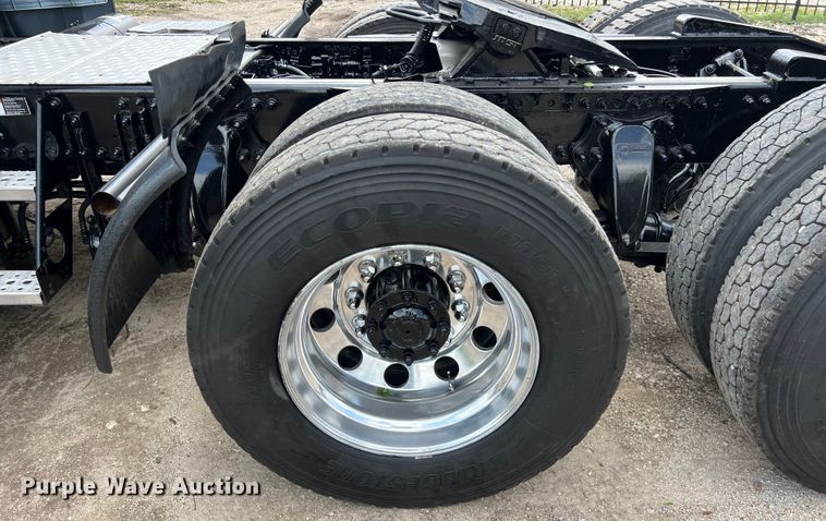 image for item DO2475 2015 Freightliner  Cascadia  semi truck