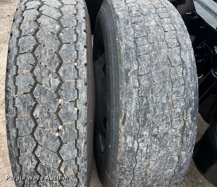 image for item DO2475 2015 Freightliner  Cascadia  semi truck