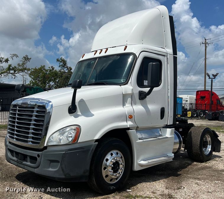 image for item DO2476 2016 Freightliner  Cascadia 125 semi truck