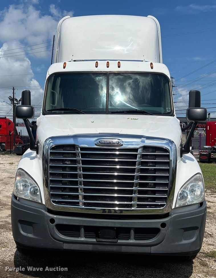 image for item DO2476 2016 Freightliner  Cascadia 125 semi truck