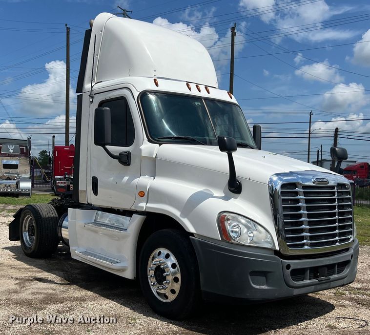 image for item DO2476 2016 Freightliner  Cascadia 125 semi truck