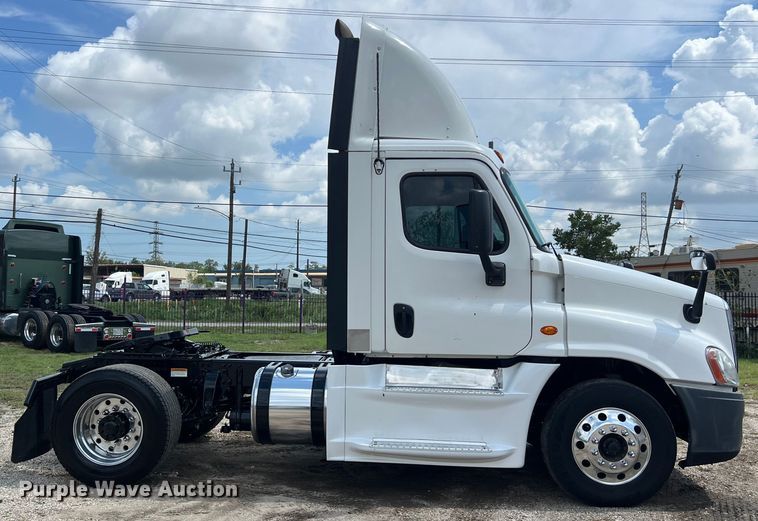 image for item DO2476 2016 Freightliner  Cascadia 125 semi truck