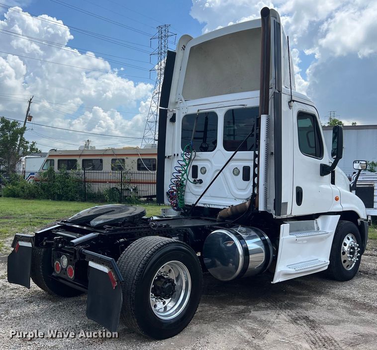image for item DO2476 2016 Freightliner  Cascadia 125 semi truck