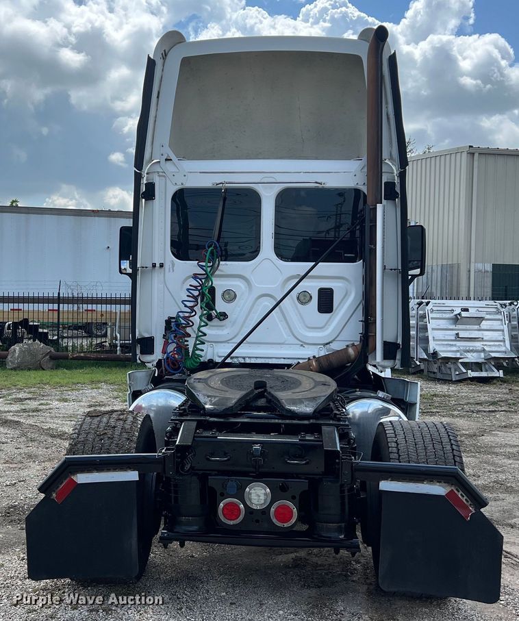 image for item DO2476 2016 Freightliner  Cascadia 125 semi truck