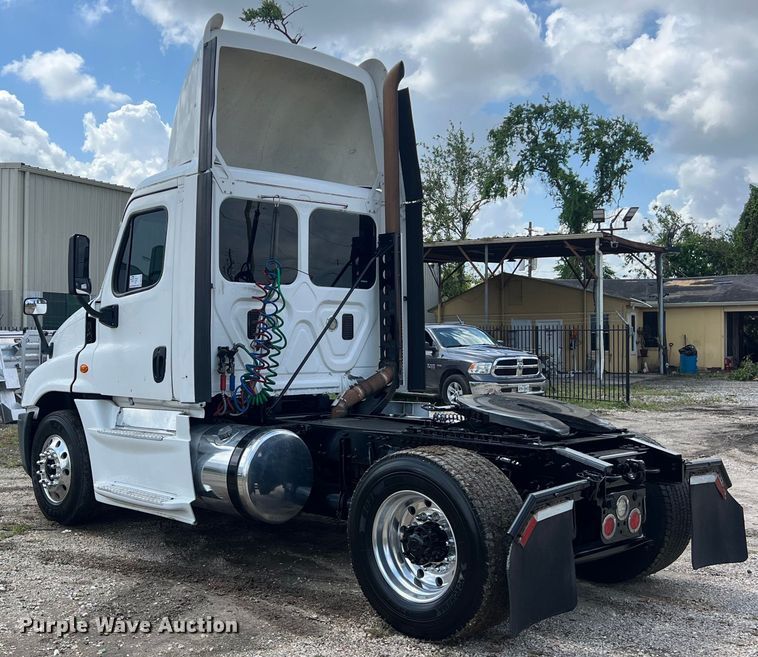 image for item DO2476 2016 Freightliner  Cascadia 125 semi truck