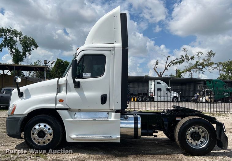 image for item DO2476 2016 Freightliner  Cascadia 125 semi truck