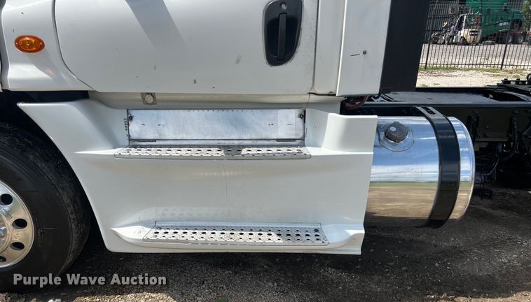 image for item DO2476 2016 Freightliner  Cascadia 125 semi truck