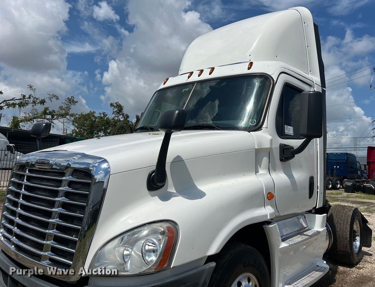image for item DO2476 2016 Freightliner  Cascadia 125 semi truck