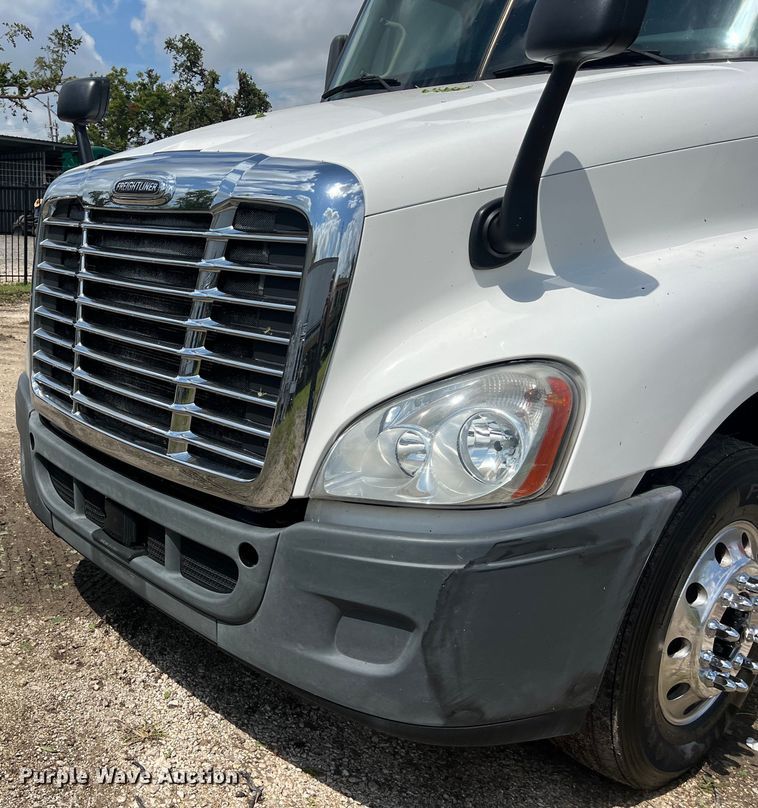 image for item DO2476 2016 Freightliner  Cascadia 125 semi truck