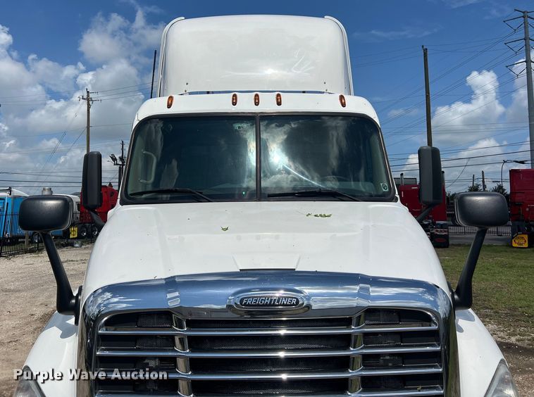 image for item DO2476 2016 Freightliner  Cascadia 125 semi truck