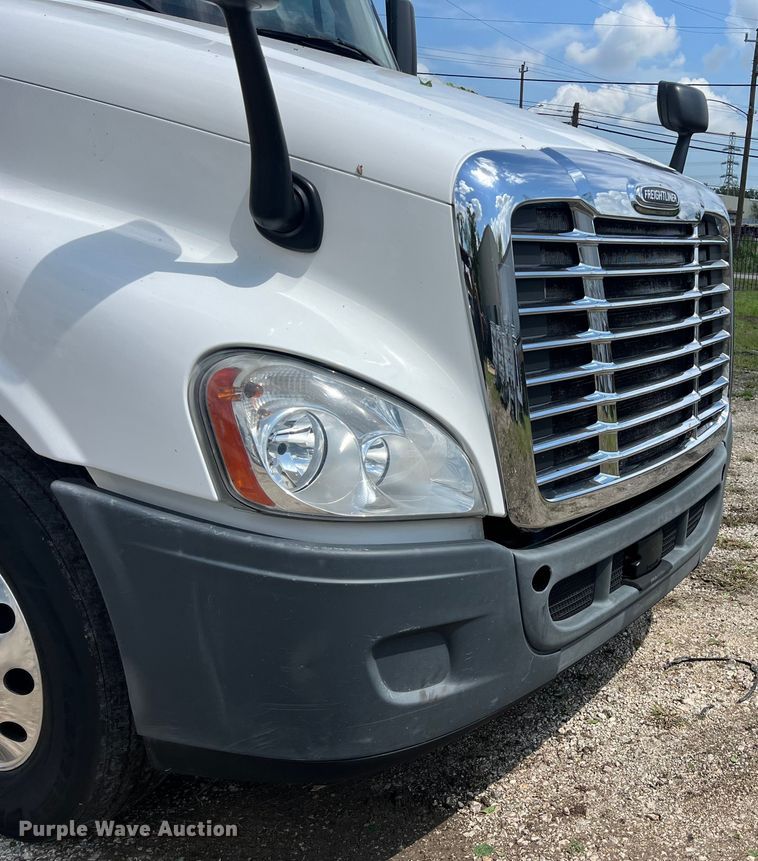 image for item DO2476 2016 Freightliner  Cascadia 125 semi truck