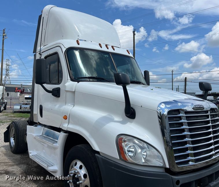 image for item DO2476 2016 Freightliner  Cascadia 125 semi truck