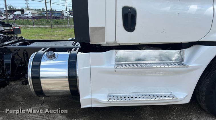 image for item DO2476 2016 Freightliner  Cascadia 125 semi truck