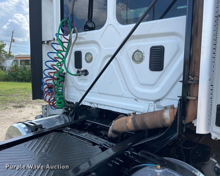 image for item DO2476 2016 Freightliner  Cascadia 125 semi truck