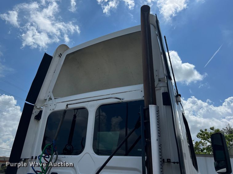 image for item DO2476 2016 Freightliner  Cascadia 125 semi truck