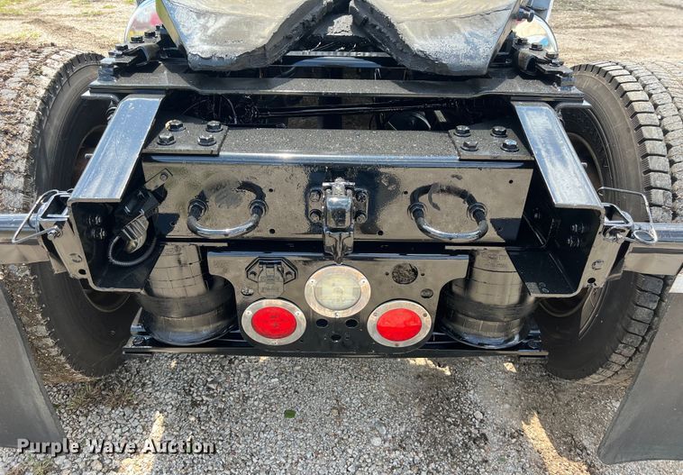 image for item DO2476 2016 Freightliner  Cascadia 125 semi truck