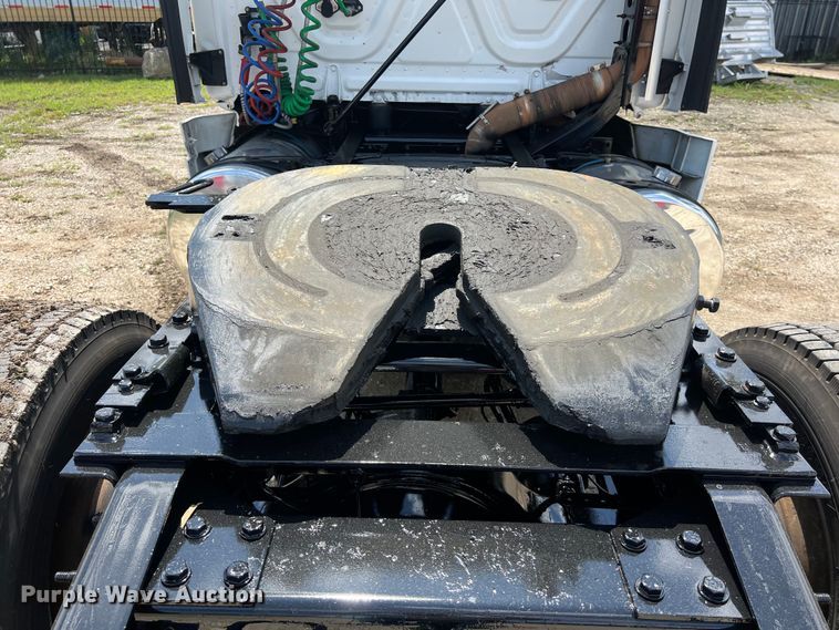 image for item DO2476 2016 Freightliner  Cascadia 125 semi truck