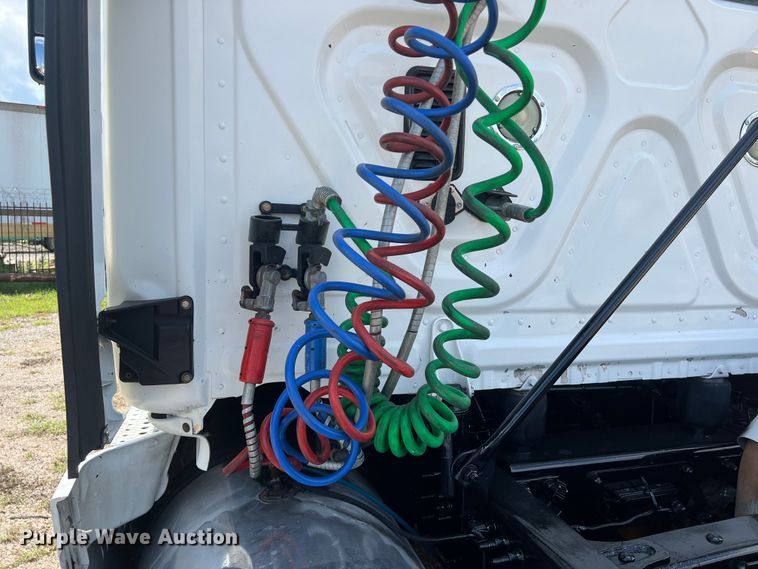 image for item DO2476 2016 Freightliner  Cascadia 125 semi truck