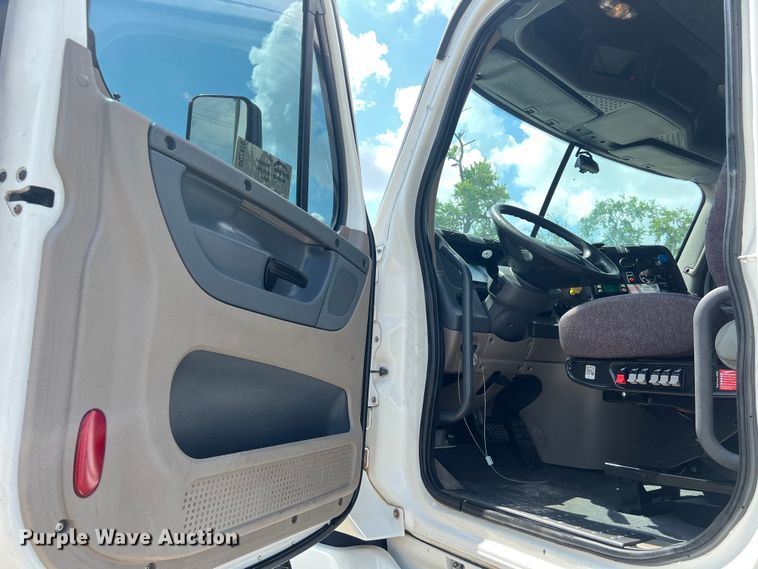 image for item DO2476 2016 Freightliner  Cascadia 125 semi truck